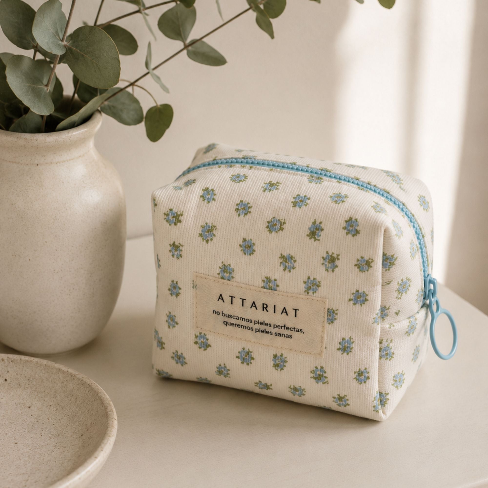 Neceser ATTARIAT diseñado para guardar accesorios de belleza.