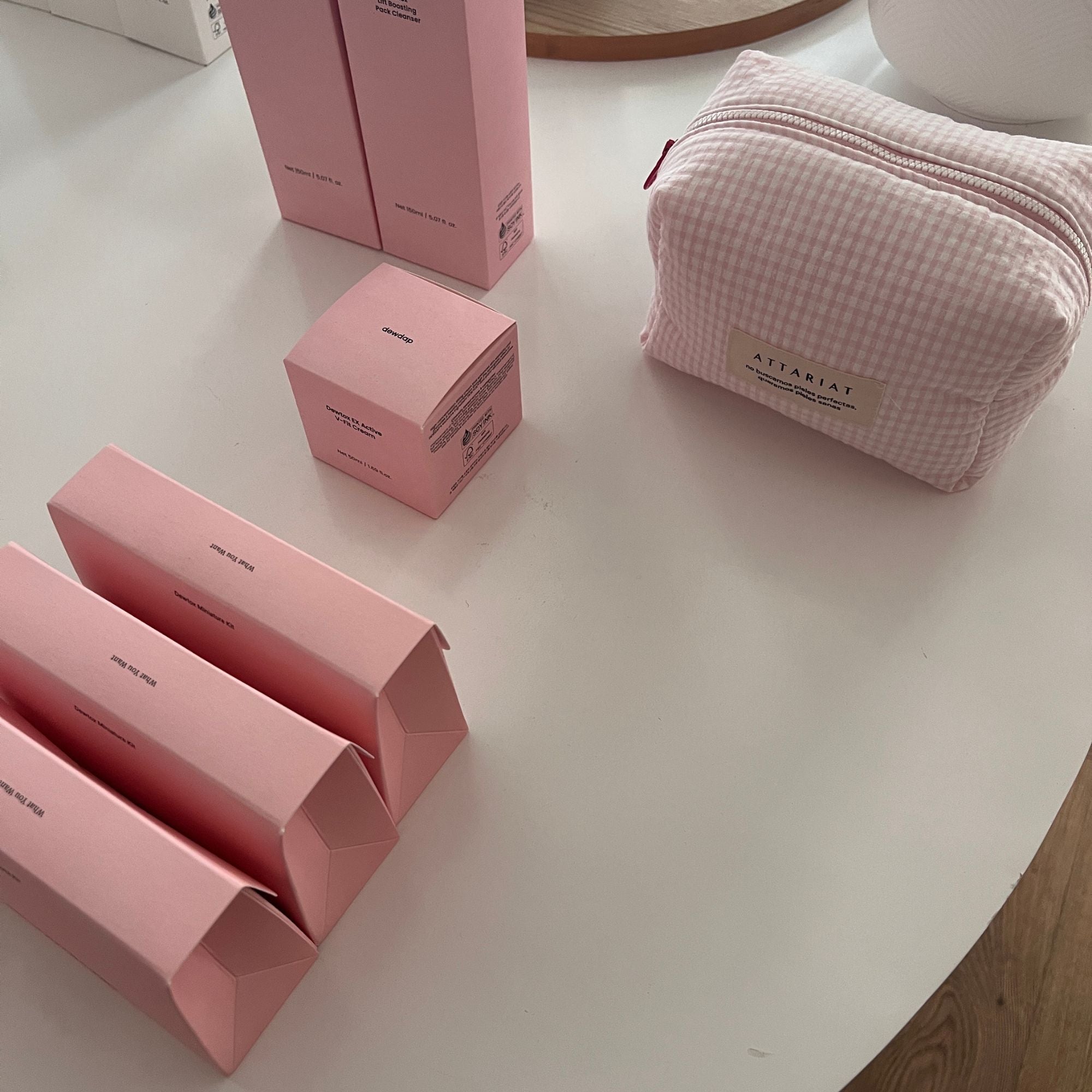 Neceser ATTARIAT para organizar cosméticos y productos de cuidado facial.