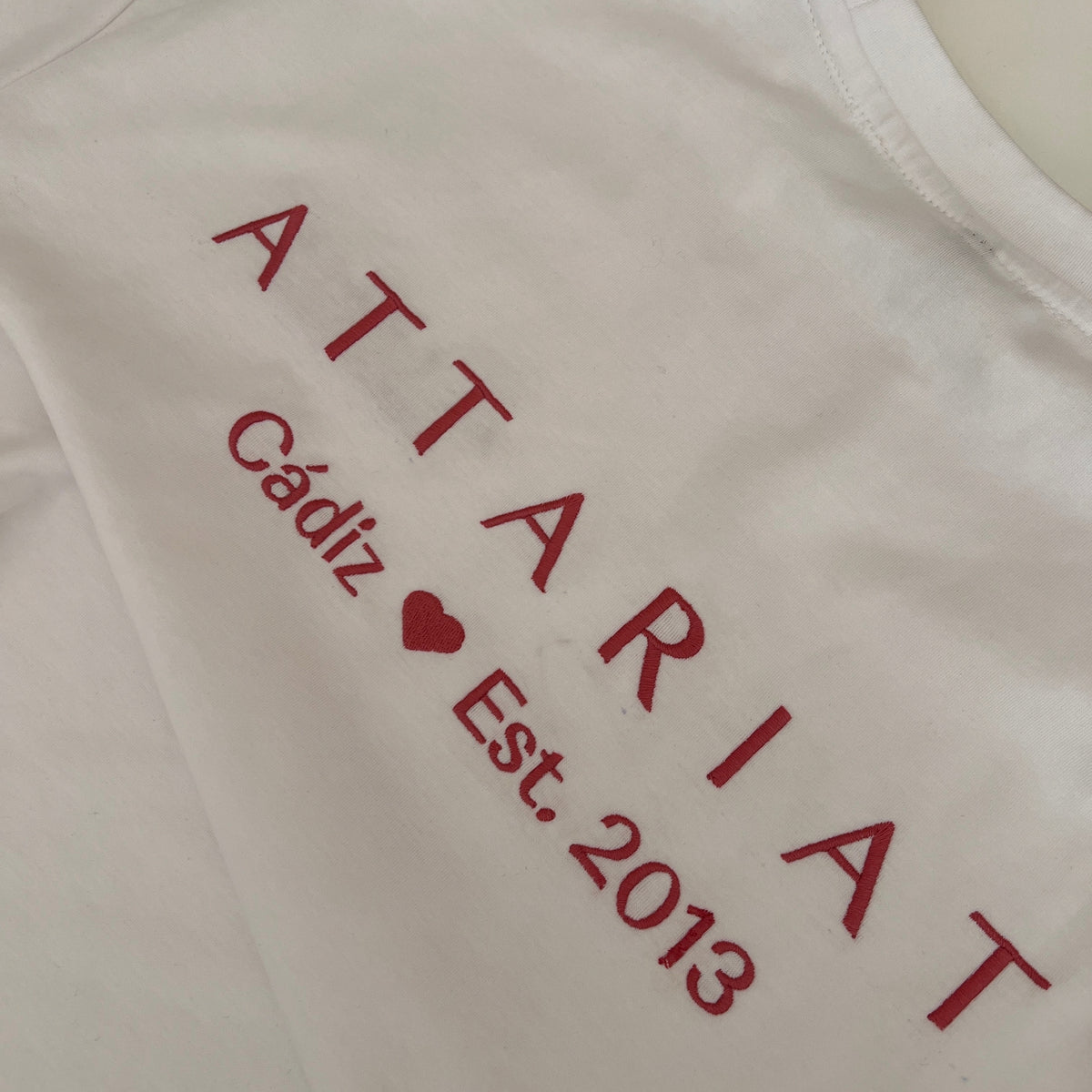 Camiseta rosa ATTARIAT Logo T-Shirt de edición limitada