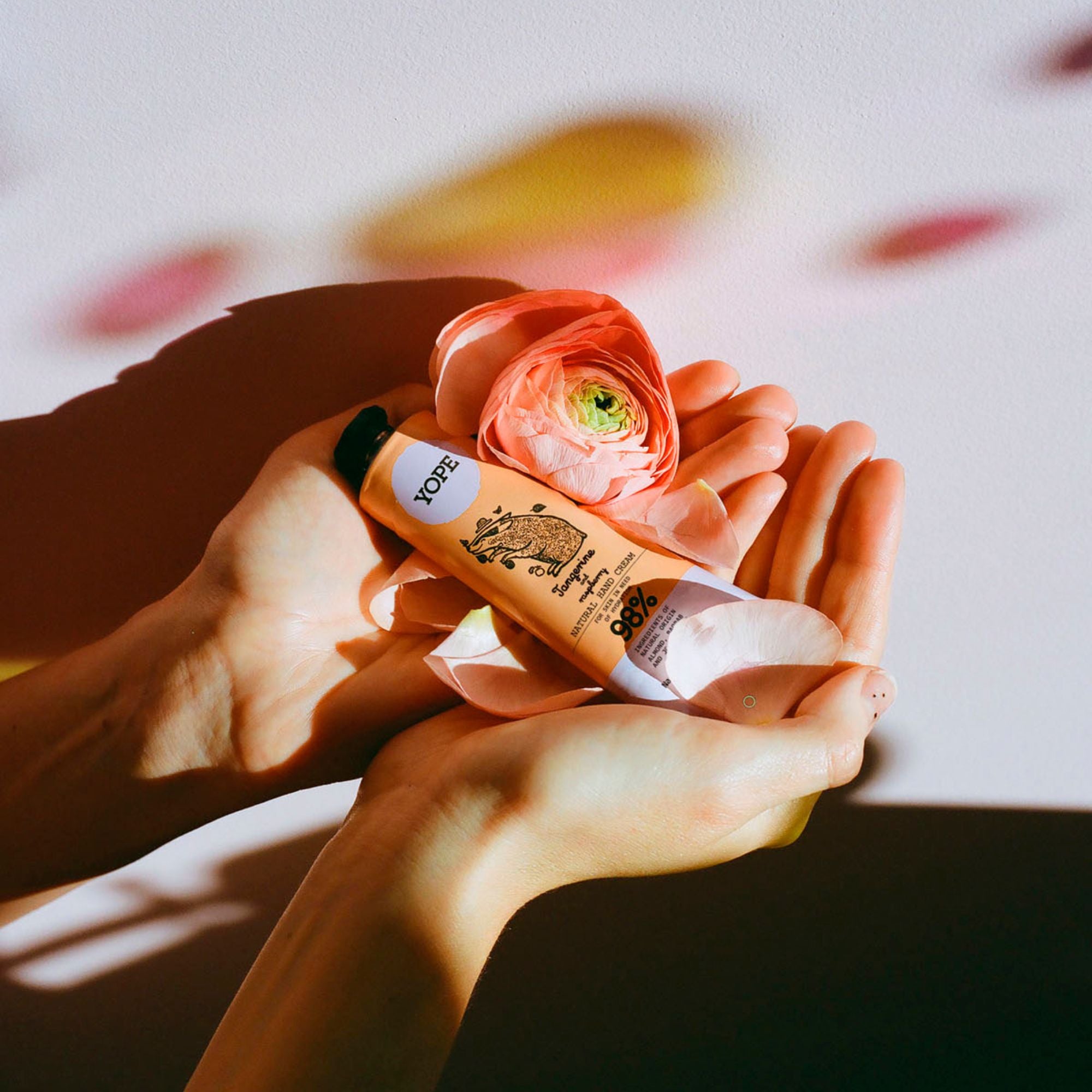Crema de manos con aceites de almendras dulces, baobab y jojoba para piel seca.