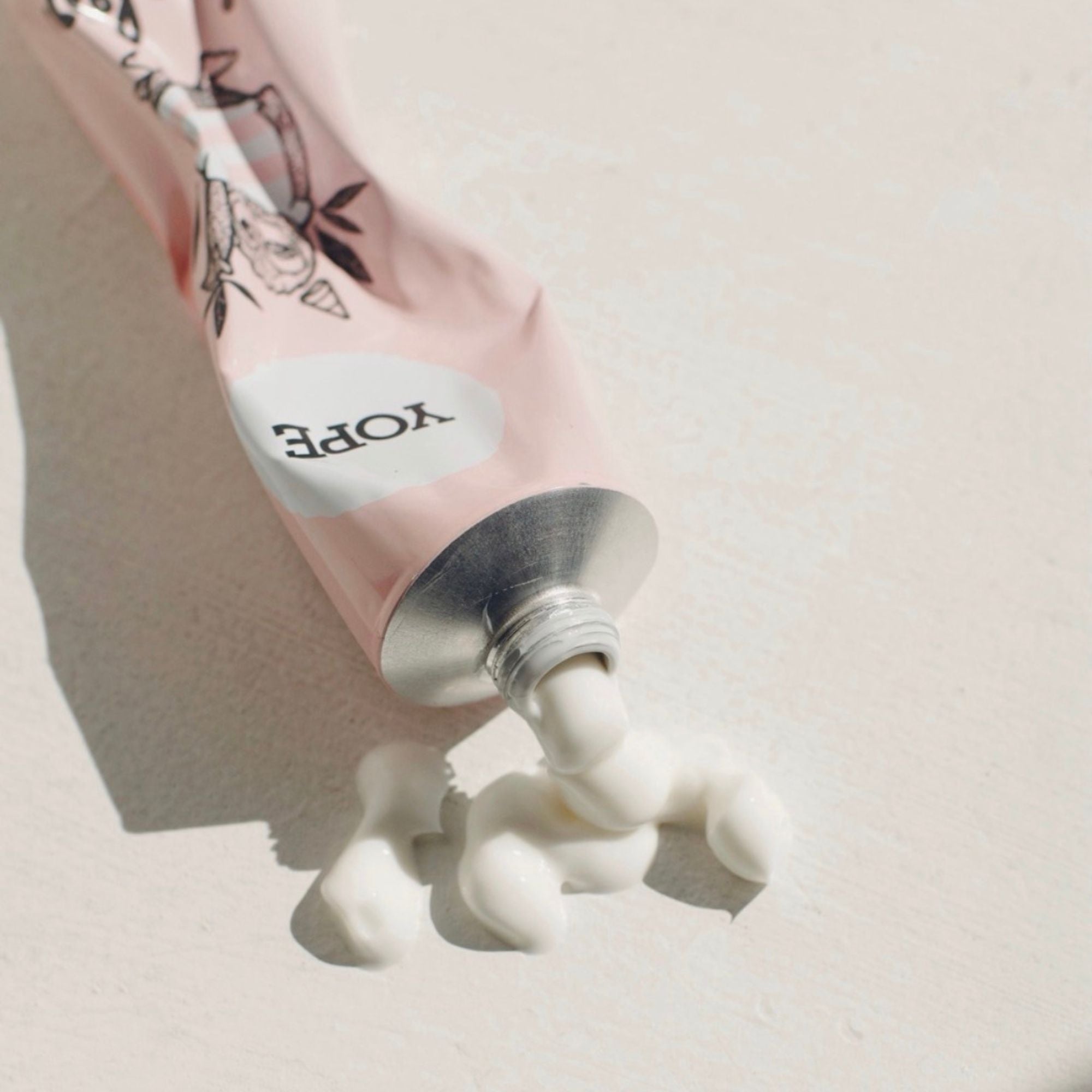 Crema de manos reparadora con fragancia de lila y vainilla para manos secas.