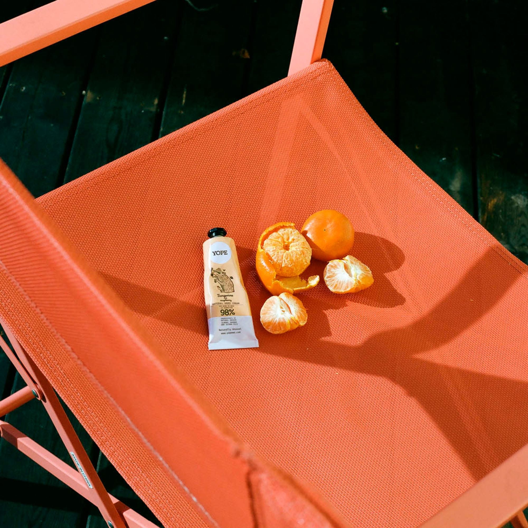 Crema de manos con extracto de mandarina rico en vitamina C y extracto de frambuesa.