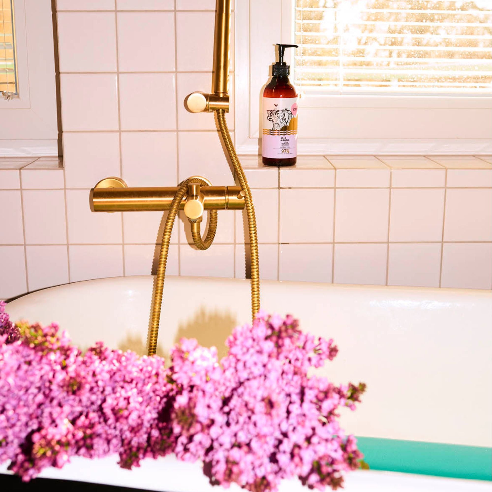 Textura del gel de ducha hidratante con fragancia floral de lila y vainilla.