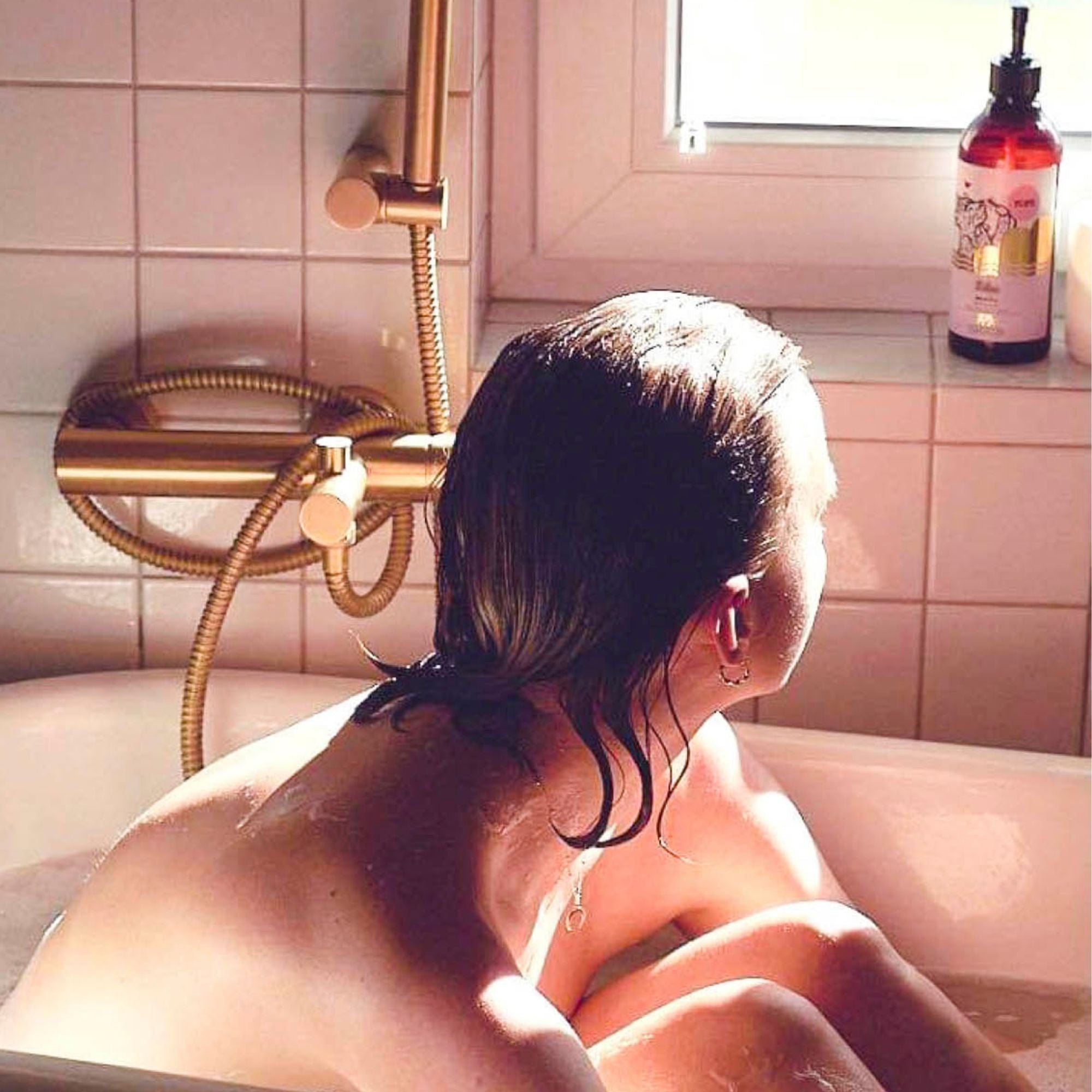 Gel de ducha natural con glicerina vegetal y agentes limpiadores suaves de origen vegetal.