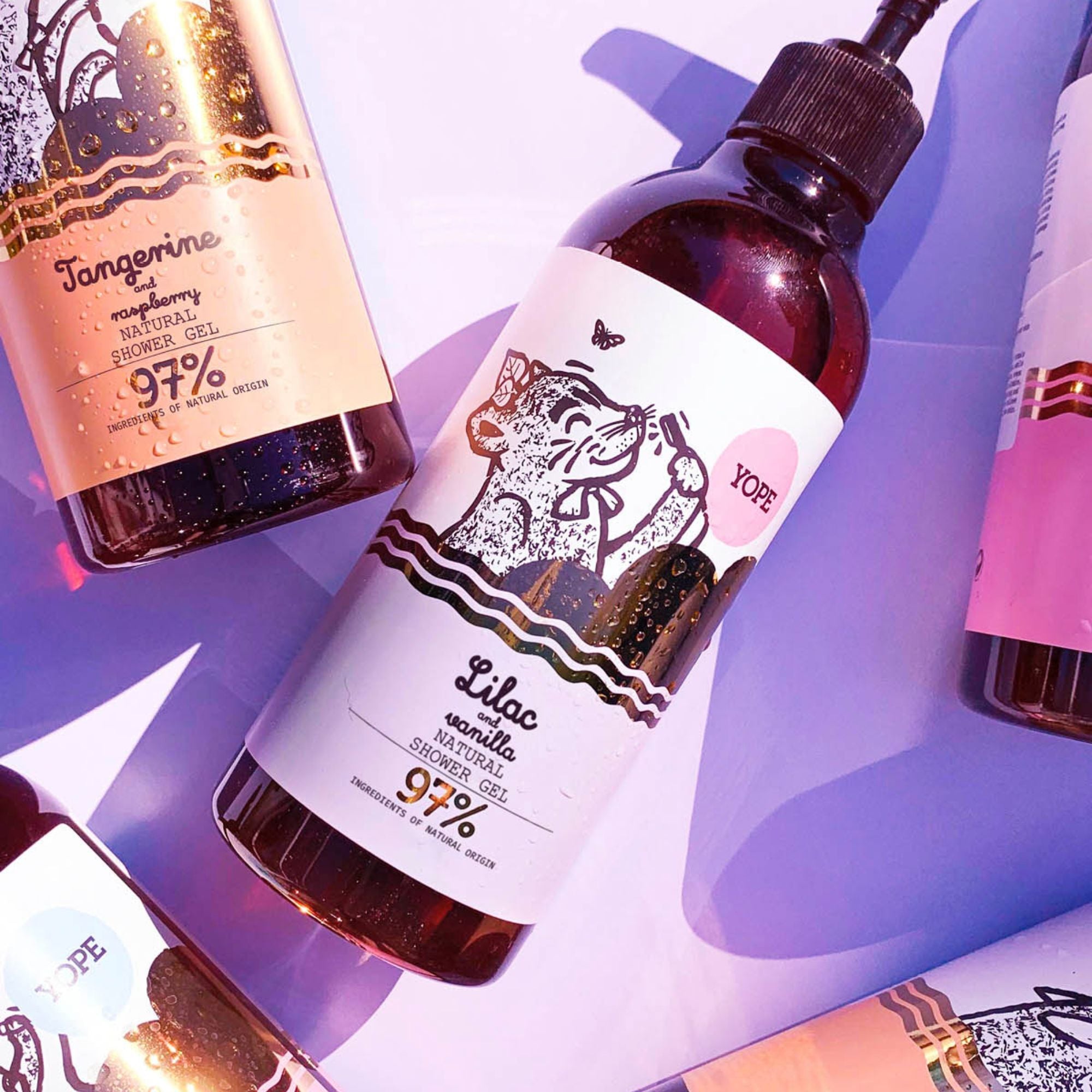 Gel de ducha con aroma floral de lila y vainilla que deja la piel suave y luminosa.