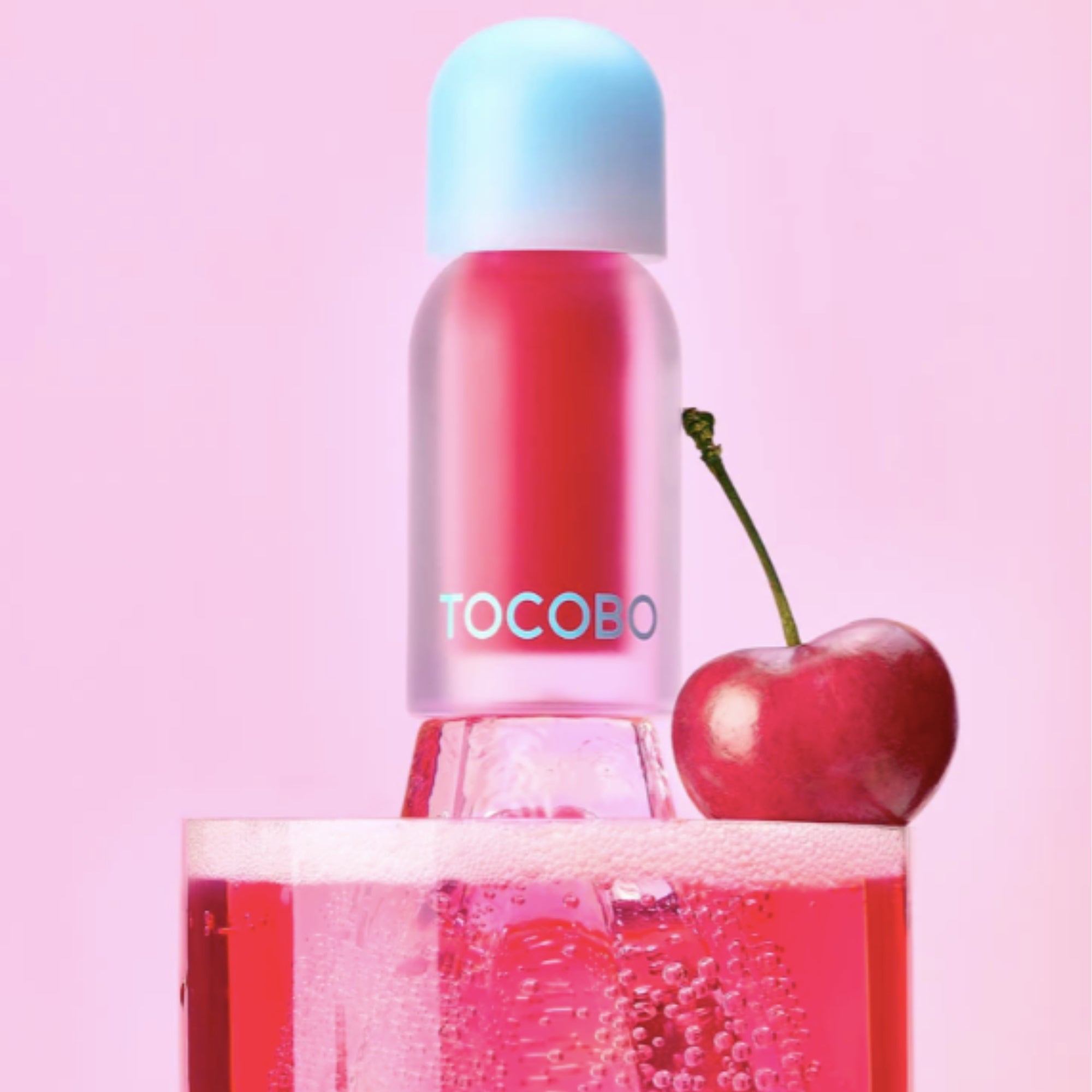 Labios hidratados y voluminosos con TOCOBO Juicy Berry Plumping Lip Oil efecto glossy coreano