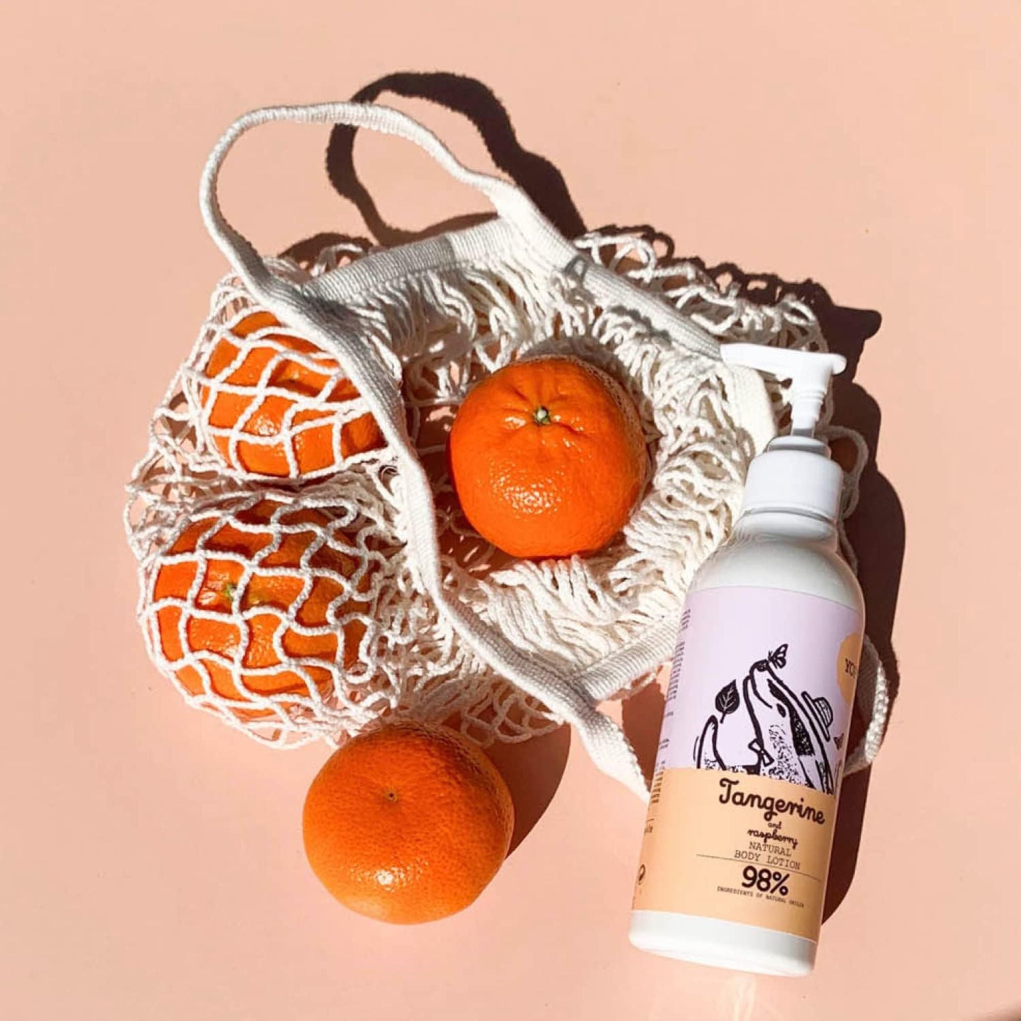 Loción hidratante para manos y cuerpo con aroma fresco de mandarina y frambuesa.
