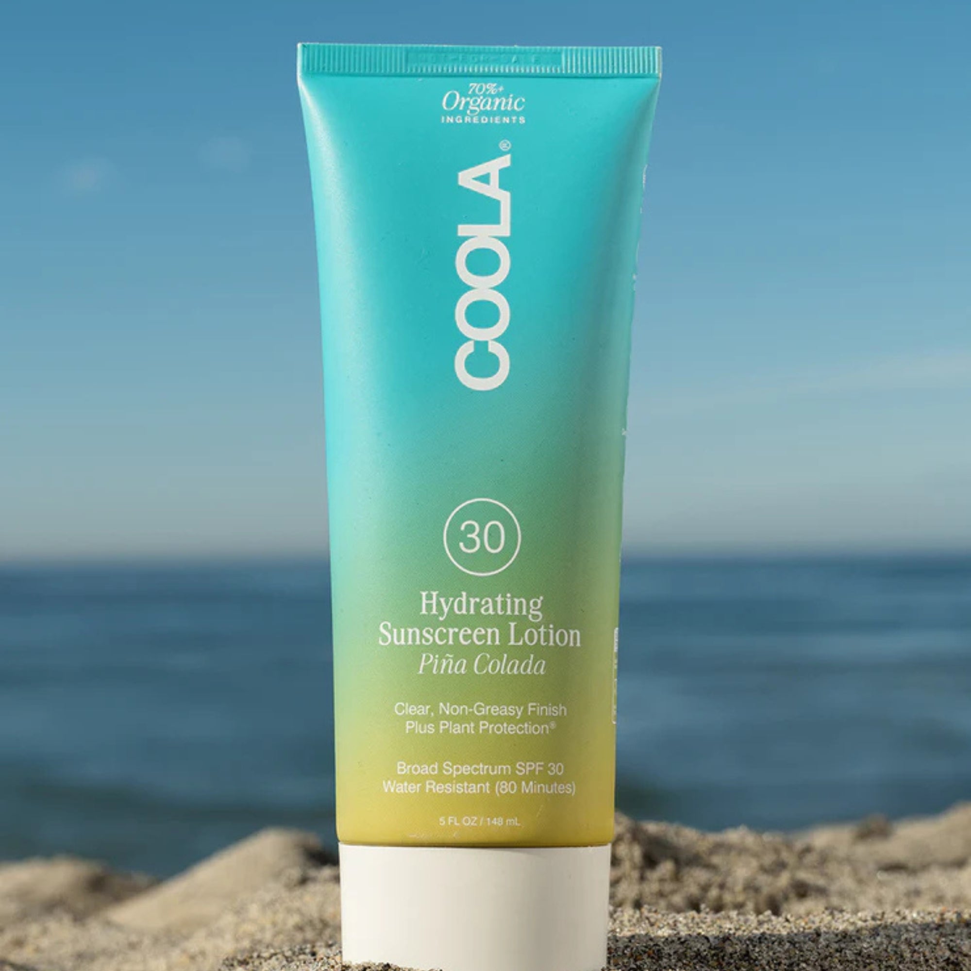 Aplicación en piel de loción solar piña colada resistente al agua Coola