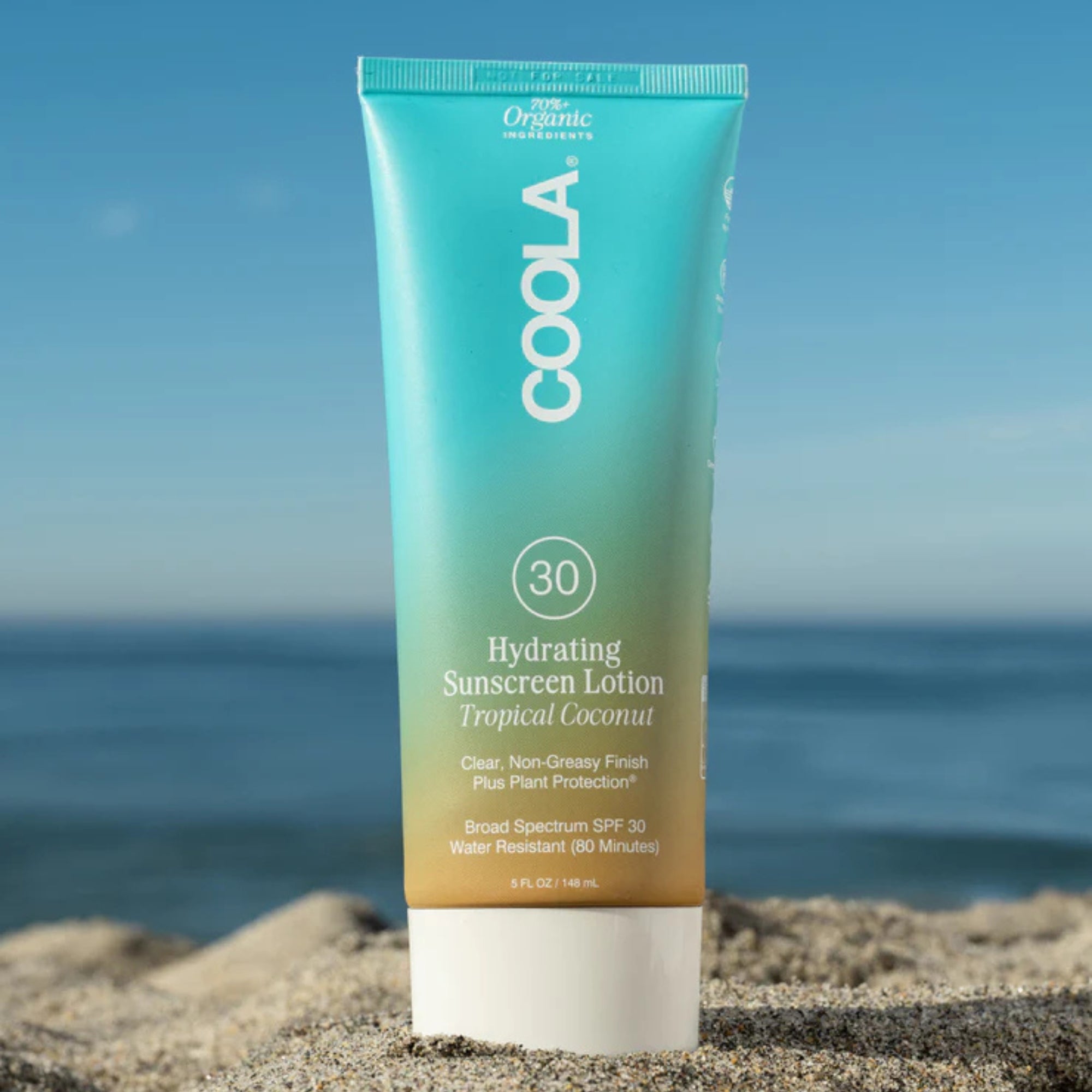 Aplicación en piel de loción solar resistente al agua Coola