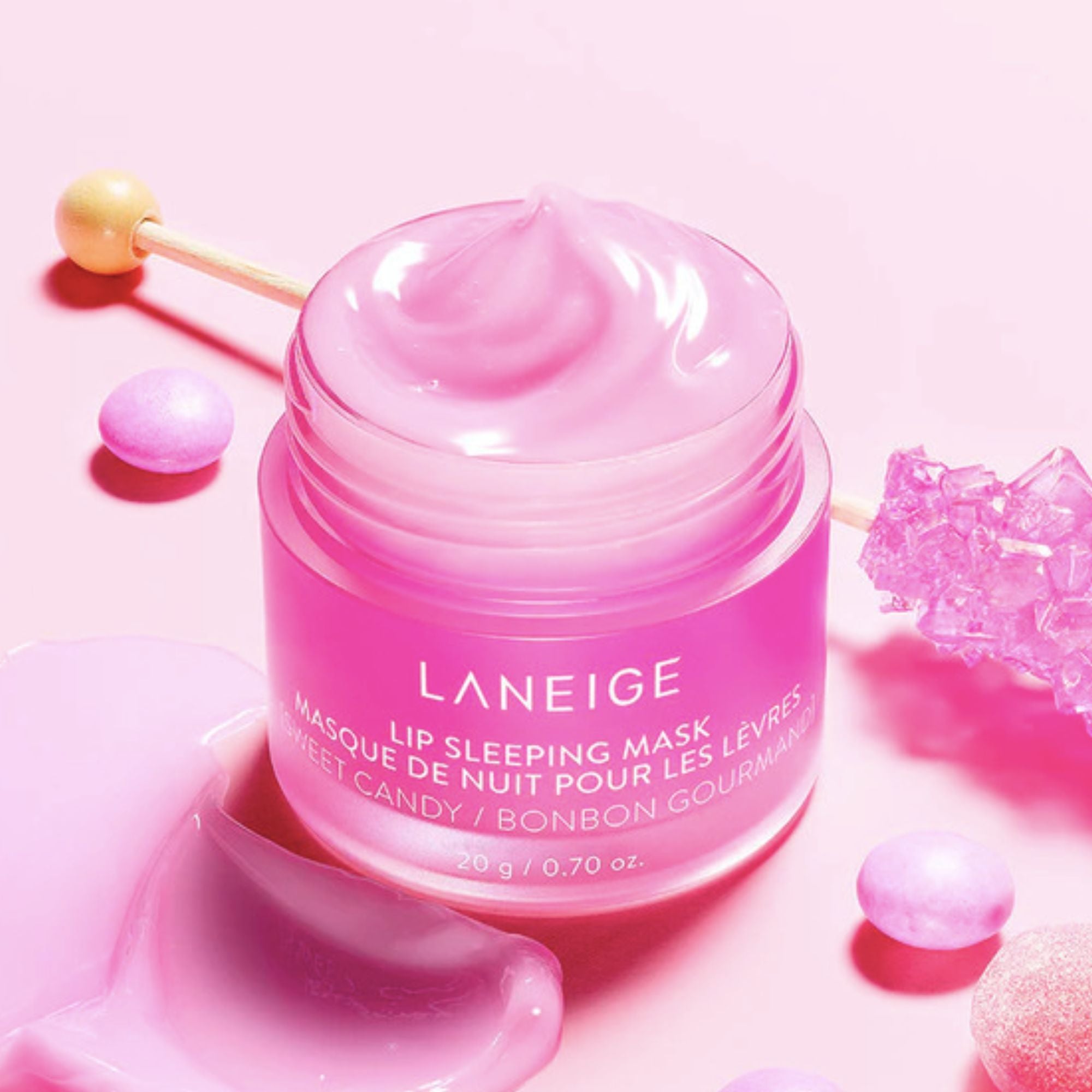 Textura cremosa de la mascarilla labial nocturna LANEIGE Sweet Candy con efecto hidratante