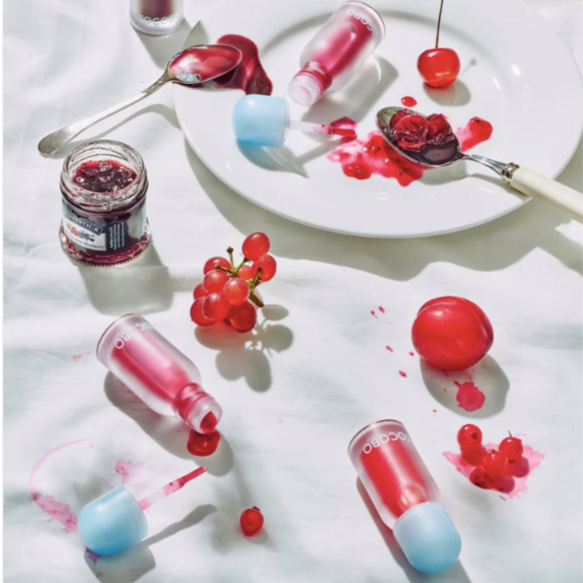 TOCOBO Juicy Berry Plumping Lip Oil con acabado translúcido inspirado en bayas