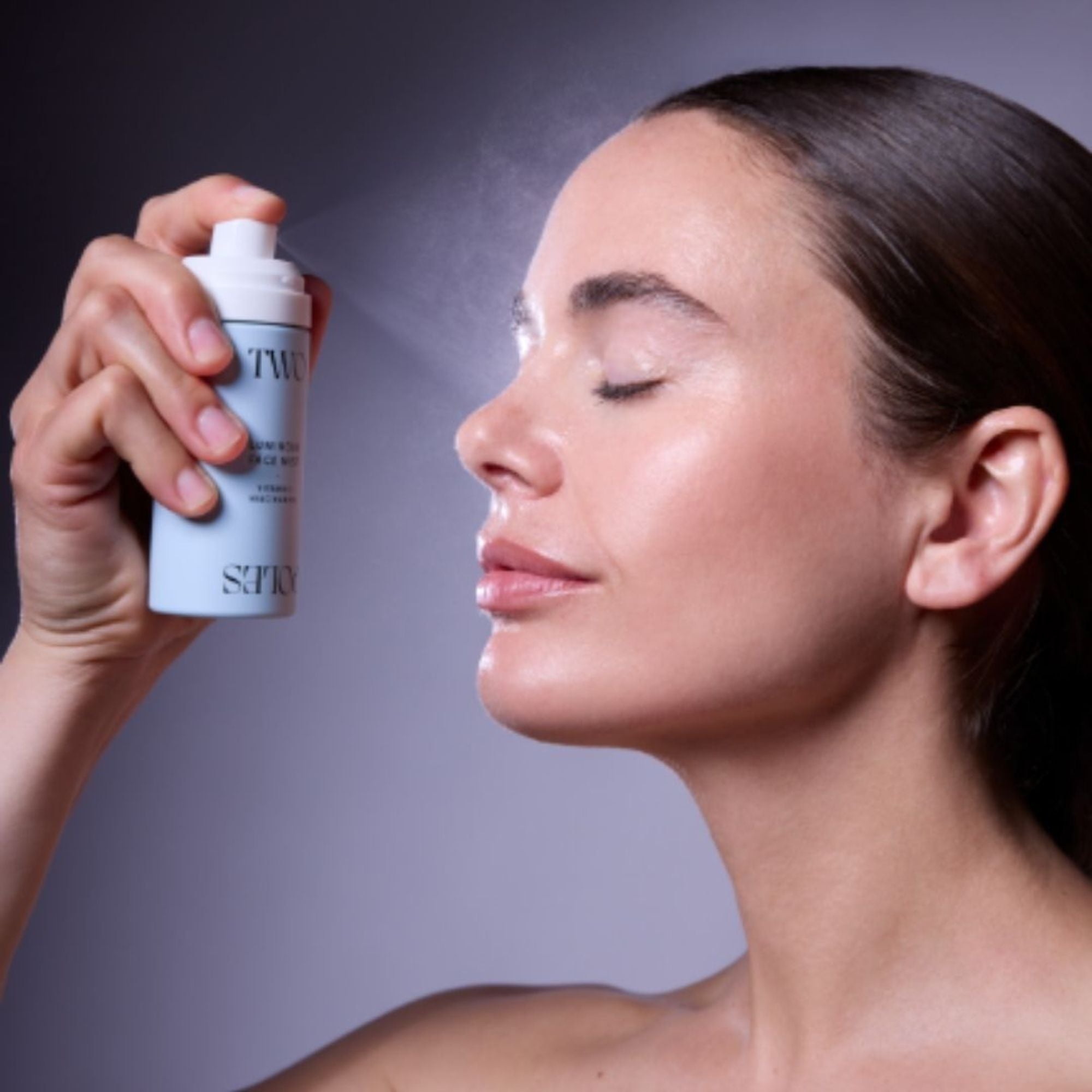 Aplicación de la bruma facial Luminous Face Mist para hidratar y revitalizar la piel