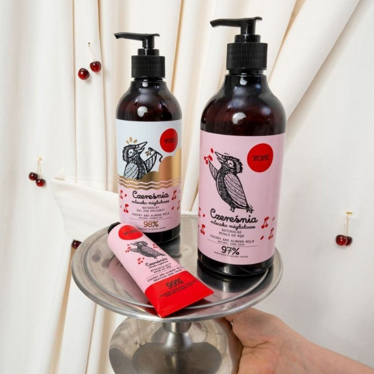 Crema hidratante de manos YOPE Cherry & Almond Milk con manteca de karité y macadamia
